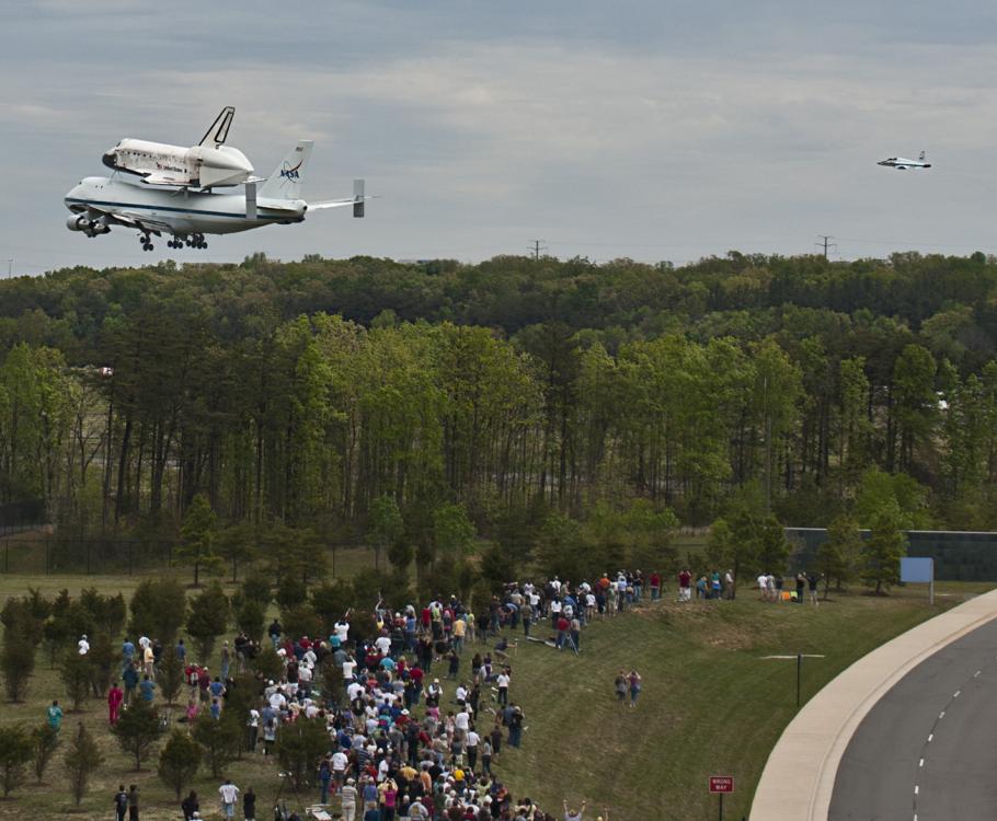 Space Shuttle Discovery flies low over crowd